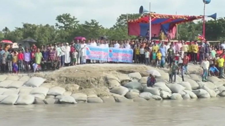 ব্রহ্মপুত্রের ভাঙন রোধে স্থায়ী বাঁধ নির্মাণের দাবিতে কুড়িগ