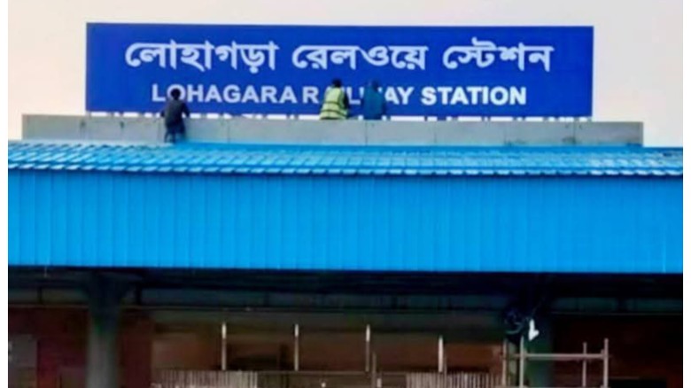 নড়াইলের লোহাগড়ায় কানে হাত দিয়ে লাইনে দাঁড়িয়ে ছিলেন যুবক