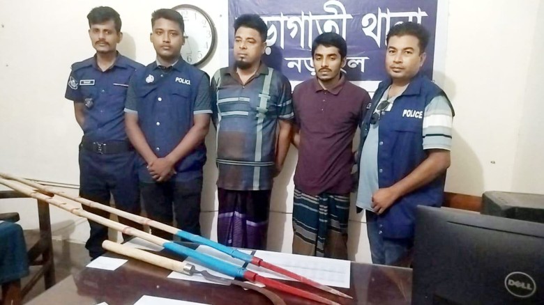 নড়াইলে বাবা-ছেলে গ্রেফতার, ধারালো অস্ত্র ও সড়কি উদ্ধার