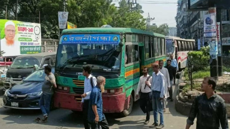 অবরোধ প্রত্যাহার করে সড়ক ছাড়লেন শিক্ষার্থীরা