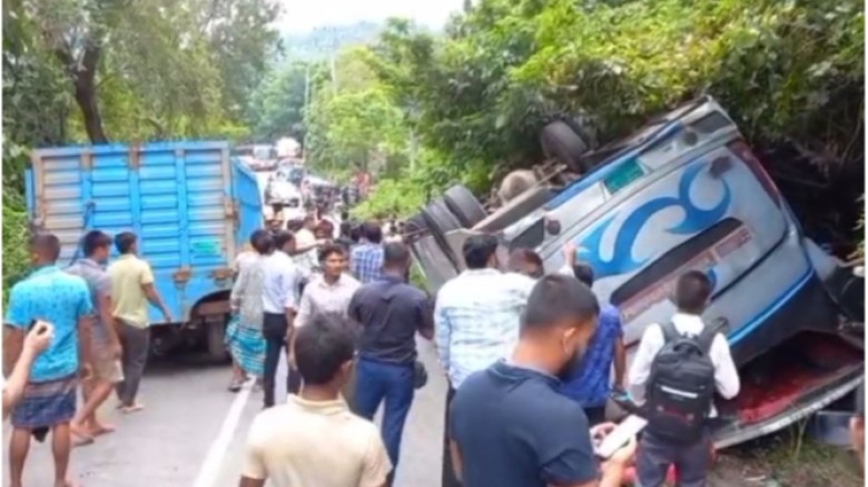 খাগড়াছড়িতে বাস উল্টে ২ যাত্রী নিহত
