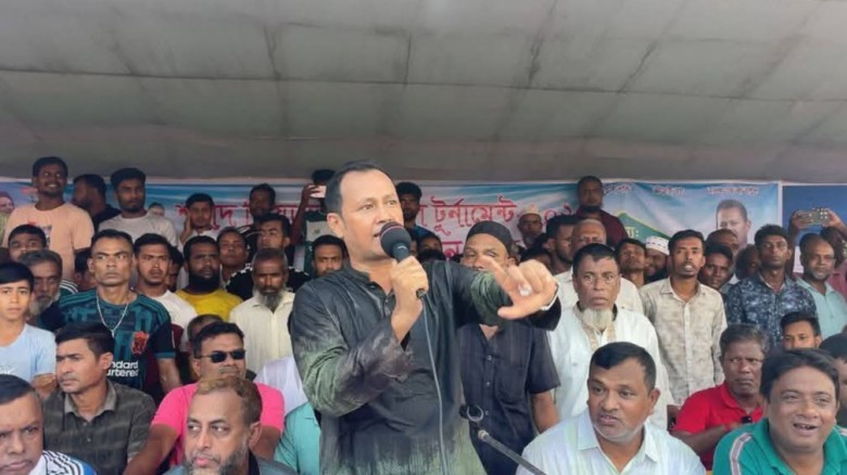 তাহিরপুরের বাদাঘাট পাবলিক উচ্চ বিদ্যালয় মঠে ফুটবল ম্যাচের উদ