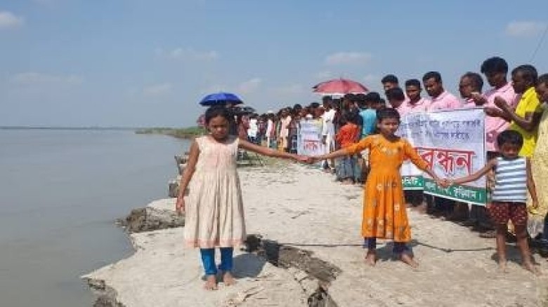 নদীর ভয়াবহ ভাঙন রোধ ও স্থায়ী বাঁধ নির্মাণের দাবিতে কুড়িগ্রা