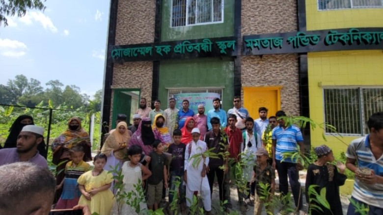 নরসিংদীতে প্রেস ফোরাম এর উদ্যোগে বৃক্ষরোপণ ও শিক্ষা উপকরণ বি