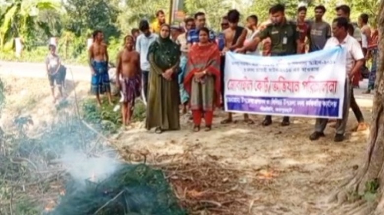 পাঁচবিবিতে চায়না দুয়ারী জাল জব্দের পর আগুনে পুড়ে ধ্বংস