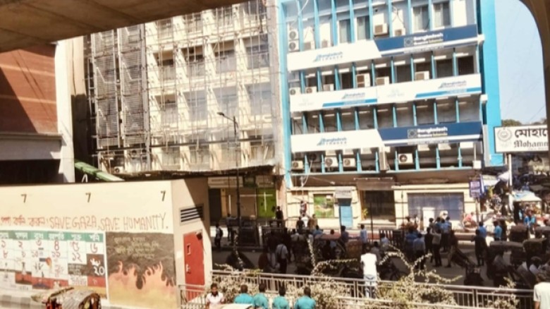 মতিঝিলে মেট্রোরেল স্টেশনের পাশের ভবনে আগুন