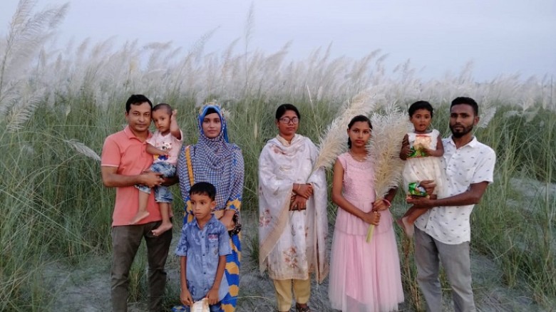 কাশফুলেতেই সেজেছে জীবন-জীবিকা, হচ্ছে বাড়তি আয়ের সুযোগ