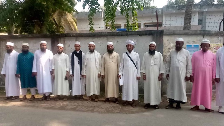 বটায়াঘাটা উপজেলায় ইমাম পরিষদের মানববন্ধন।