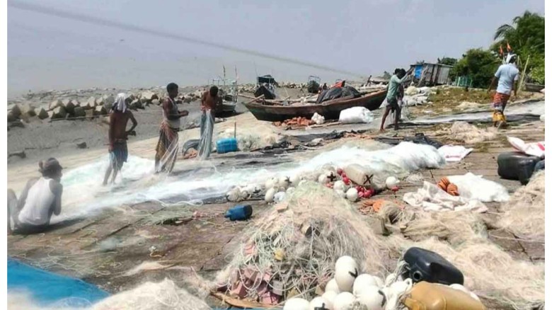 নিষেধাজ্ঞা শেষ হচ্ছে মধ্যরাতে, ইলিশ শিকারে নামতে প্রস্তুত জে