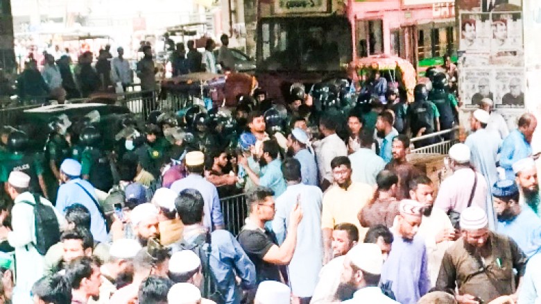 ইবতেদায়ি শিক্ষকদের সঙ্গে পুলিশের সংঘর্ষ, টিয়ারশেল-সাউন্ড গ্র