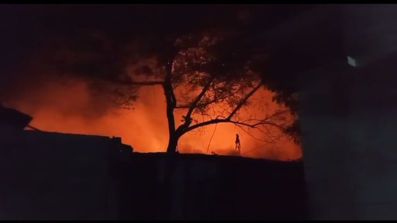 আগুনে ঝুট গুদাম পুড়ে ছাই