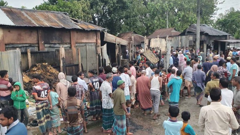 কুড়িগ্রামের নাগেশ্বরীতে ভয়াবহ অগ্নিকাণ্ডে ৮টি দোকান পুড়ে ছাই