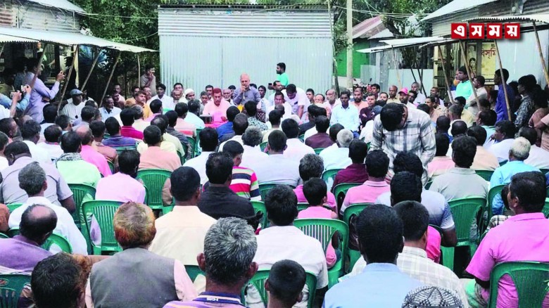 চর রাজিবপুর উপজেলার মোহনগঞ্জে বিএনপির ৩১ দফার লিফলেট বিতরণ