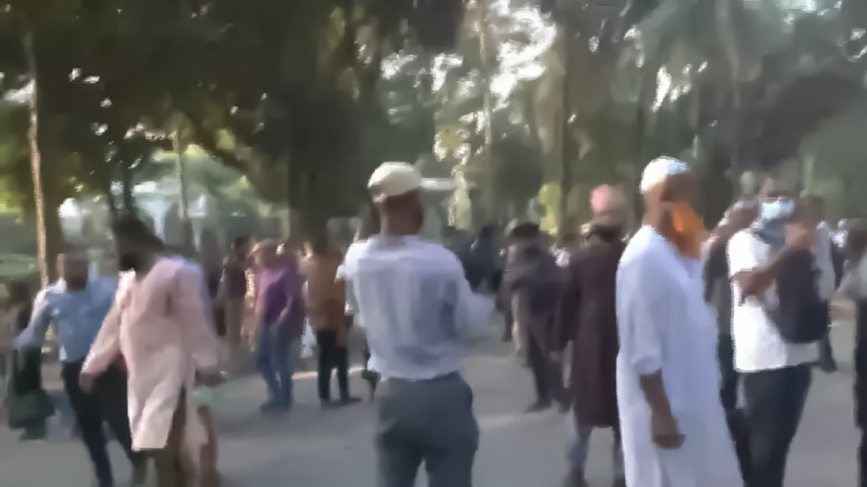 শাহবাগে জলকামান-সাউন্ড গ্রেনেডে শিক্ষকদের ছত্রভঙ্গ।...