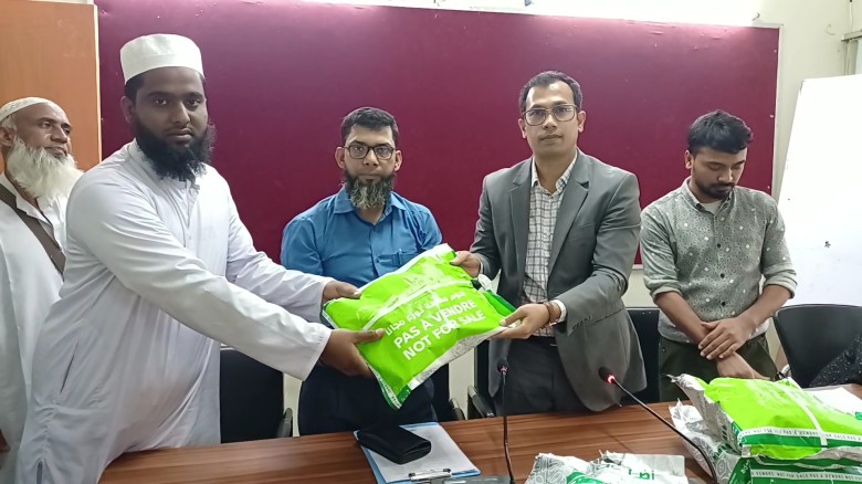 জয়পুরহাটে এতিমদের মাঝে সৌদি দুম্বার মাংস বিতরণ