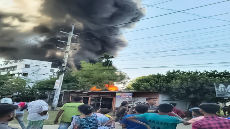 গাজীপুরে কারখানায় ভয়াবহ আগুন, নিয়ন্ত্রণে ৯ ইউনিট।...